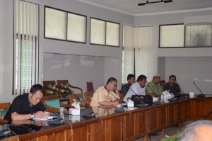 Tampak serius Bendahara Pengeluaran dengan Kasubbag Umum dan BMN pada rapat koordinasi.