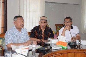 Kabiro AUAK dan Kabag Akademik dan Kemahasiswaan mendampingi Rektor dalam acara rapat koordinasi.