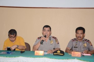 Kasat Binmas AKP Momon dari Polreta Kota Cirebon memberikan pengarahan kepada Tenaga Pengamanan (SATPAM).
