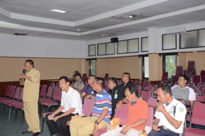 KADMA selaku Koordinator Tenaga Keamanan (SATPAM) berinteraktif pada acara rapat koordinasi.