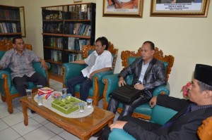 BAKTERIA disambut Oleh Rektor IAIN Dr. H. Sumanta, M. Ag di ruangan Tamu Rektor.