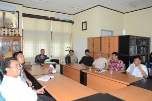 Dekan Fak. ITK mengikuti pemaparan materi dari TIM BAKTERIA.