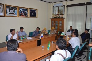 Dr. Ilman Nafi'a, M. Ag beserta Dekan Fak. SE.I, Kajur dan Sekjur Jurusan IPA-Bio dengar pendapat dengan Tim BAKTERIA di ruang Tamu Rektor.