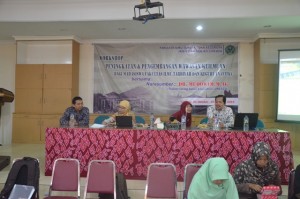 Wadek III Fak. ITK mendampingi Narasumber.