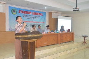Dekan Fak. UAD Dr. Hajam, M. Ag memberikan sambutan dalam acara Studium General Jurusan Ilmu Al-Qur'an dan Tafsir.