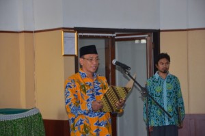 Rektor IAIN memimpin acara pelantikan dengan mengambil sumpah jabatan kepada Warek, Dekan, Direktur Terpilih.