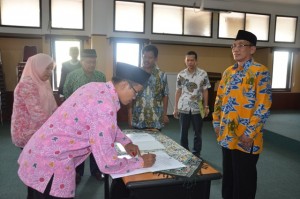 Dr. H. Adib, M. Ag sebagai Wakil Rektor II Bidang Keuangan dan Kepegawaian.