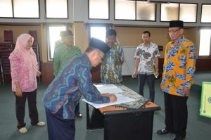 Dr. H. Farihin, M. Pd sebagai Wakil Rektor III Bidang Kemahasiswaan dan Kerjasama.