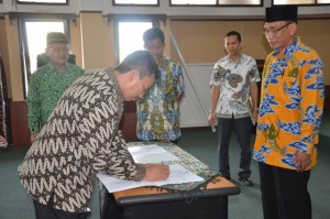 Dr. Ilman Nafi'a, M. Ag sebagai Dekan Fakultas Ilmu Tarbiyah dan Keguruan.