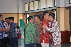 Prof. Dr. H. Cecep Sumarna, M. Ag dan Kabiro AUAK memberikan ucapan selamat kepada pejabat yang dilantik.