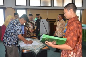 Drs. Imron Rosyadi, MM sebagai Kabag Umum dan Humas.
