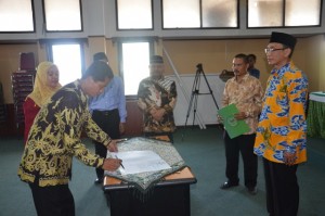 Drs. Mahmud sebagai Kabag Perencanaan dan Keuangan.