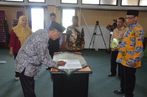 Drs. Darsono, MA sebagai Kabag Organisasi, Kepegawaian dan Hukum.