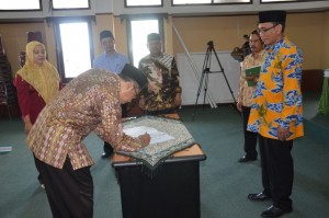 Drs. H. Sa'dullah, MM sebagai Kabag Akademik dan Kemahasiswaan.