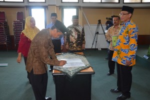 Drs. Ikhwan Fauzi, M.Si sebagai Kabag TU Fakultas ITK.