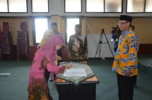 Dra. Yayah Sadiah sebagai Kabag TU Fakultas UAD.