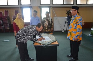 Aep Syaefudin Zuhri, S.Ag., MM sebagai Kasubbag Kemahasiswaan dan Alumni.
