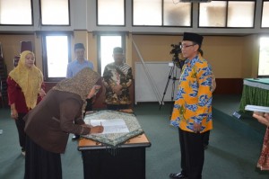 Dra. Iis Aisah sebagai Kasubbag Administrasi Umum dan Keuangan Fakultas ITK.