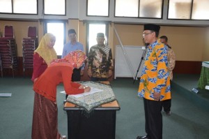 Hj. Lina Hartinah, S. Sos sebagai Kasubbag Akademik, Kemahasiswaan dan Alumni Fakultas S.EI.