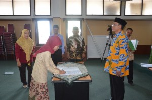 Titie Fitriatie, S. Ag sebagai Kasubbag Administrasi Umum dan Keuangan Fakultas UAD.