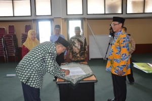 Drs. H. Ibnu Sina, M. Si sebagai TU LPPM.