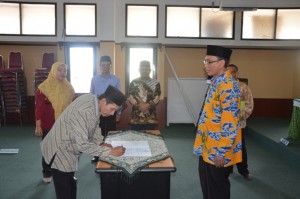 Zaenal Arifin, S. Ag sebagai Kasubbag TU LPM.