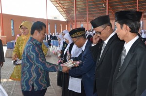 Warek III Dr. H. farihin, M. Pd secara simbolis menyerahkan sertifikat PLPG kepada peserta.