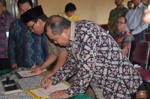 Dr. H. Sumanta, M. Ag dan H. JJ. Budi Prastio, SH., MH menandatangani Nota Kesepahaman MoU.