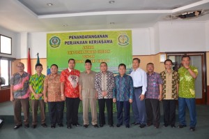 Foto bersama pasca penandatanganan.