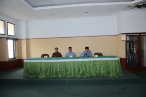 Rektor IAIN didampingi oleh Kabiro AUAK dan Wakil Rektor III dalam acara Pembinaan Pegawai dan Pembagian SK Kenaikan Pangkat.