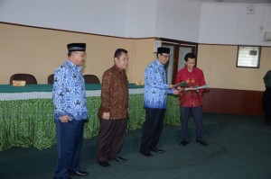 Rektor IAIN didampingi Kabiro AUAK dan Wakil Rektor III saat pembagian SK Kenaikan Pangkat Dosen dan Karyawan.