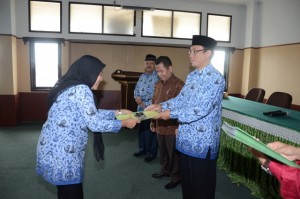 Umamatul Bahiyah, S.Ag salah satu tenaga administrasi yang menerima SK Kenaikan pangkat.