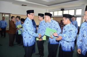 Rektor IAIN, Kabiro AUAK, Warek III beserta Para KABAG memberikan uacapan selamat kepada tenaga Dosen dan administrasi yang telah menerima SK kenaikan pangkat.