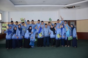 Foto bergembira bersama pasca acara pembinaan dan pembagian SK.