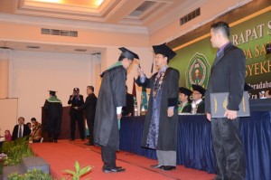 Prosesi penyematan Toga Wisuda Sarjana & Magister ke-XI.