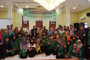 Berpose bersama usai acara lokakarya dan Penutupan KKN Tematik dan POSDAYA Berbasis Masjid Tahun 2015.