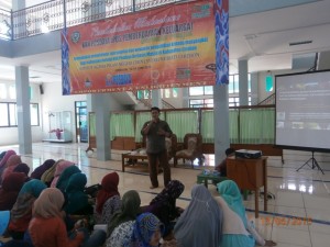 Salah satu Narasumber memberikan materi dalam acara workshop calon peserta KKN Tematik & POSDAYA Berbasis Masjid Tahun 2015.