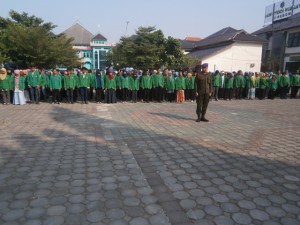 Peserta KKN berkumpul di halaman Rektorat IAIN Syekh Nurjati Cirebon sebelum dilepas oleh Warek II Dr. H. Adib, M. Ag.