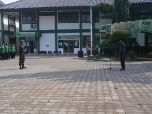 Warek II Dr. H. Adib, M. Ag melepas peserta KKN Tematik dan POSDAYA Berbasis Masjid tahun 2015 di halaman Rektorat IAIN Syekh Nurjati Cirebon.