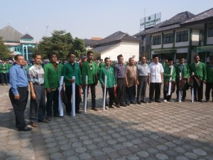 Warek II, Kepala Biro AUAK beserta jajaran panitian dan peserta KKN berpose dalam acara pelepasan peserta KKN.