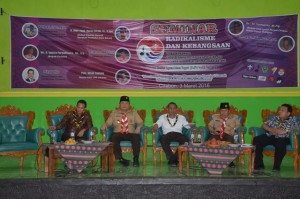 Rektor IAIN Dr. H. Sumanta, M. Ag beserta Warek III Dr. H. Farihin, M. Pd mendampingi Waka Kwarnas, Ketua BPC HIPMI dan Pemateri dalam acara seminar Radikalisme dan Kebangsaan.