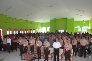 Peserta bersama Tamu undangan menyanyikan lagu Indonesia Raya pada pembukaan acara seminar Radikalisme dan Kebangsaan.