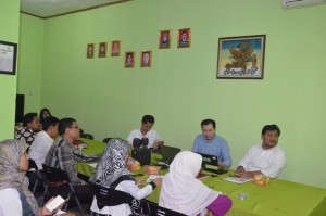 Peserta sosialisasi e-Joutnal Internasional dengan serius mendengarkan pemaparan materi dari Narasumber
