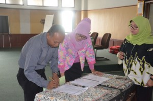 Agus Rahmat, SH, MH, salah satu peserta Assesment mengisi daftar hadir.