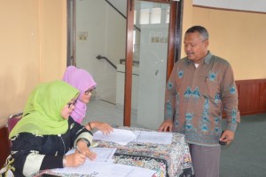Kepala Biro AUAK Drs. H. Akso, M. Pd memeriksa persiapan pelaksanaan Assesment Tahun 2016.
