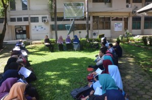 Mahasiswa yang mengikuti perkuliahan di alam terbuka di depan Jurusan PAI yang suasananya cukup Representatif.