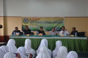 Siswa dan Siswi SMAN 1 Dukuh Puntang menyimak materi EXPO yang disampaikan oleh Kasubbag Akademik Basiran, MA.