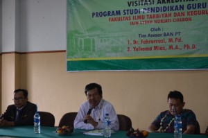 Prof. Dr. Yalvema Miaz, MA., Ph.D Tim Assesor BAN-PT memberikan sambutan sebelum pelaksanaan Visitasi dan Akreditasi.