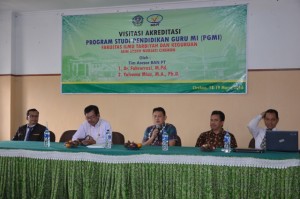 Dr. Fahrurrozi, M. Pd Tim Assesor BAN-PT memberikan sambutan sebelum pelaksanaan Visitasi dan Akreditasi.
