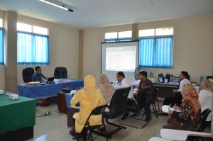 Tim Assesor BAN-PT Dr. Fahrurrozi, M. Pd melakukan kegiatan Visitasi dan Akreditasi dengan Ketua dan Sekretaris Jurusan PGMI serta didampngi oleh semua unsur pendukung kegiatan Jurusan PGMI.